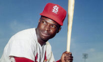 Hall of Fame Outfielder, Speedster Lou Brock Dies at Age 81