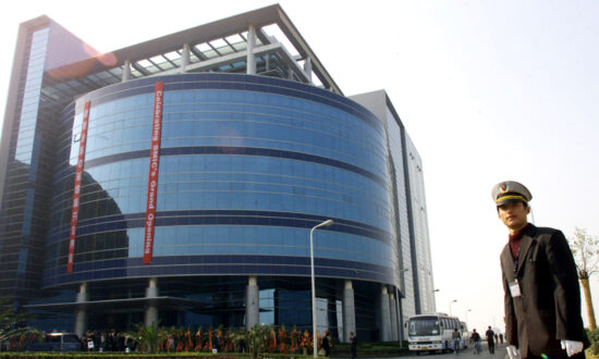 Shares of Chinese Chipmaker SMIC Plunge as Possibility of US Ban Looms