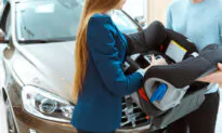 Kindhearted Police Officer Buys Car Seats for Mom of Three Who Couldn’t Afford It