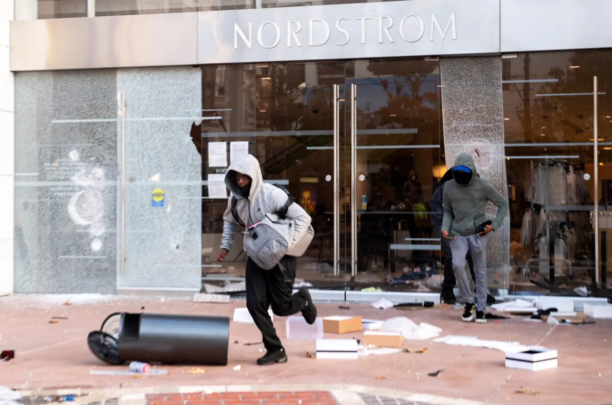 Thieves are seen looting stores at the Grove shopping center in the Fairfax District of Los Angeles, Calif., on May 30, 2020. (VALERIE MACON/AFP via Getty Images)
