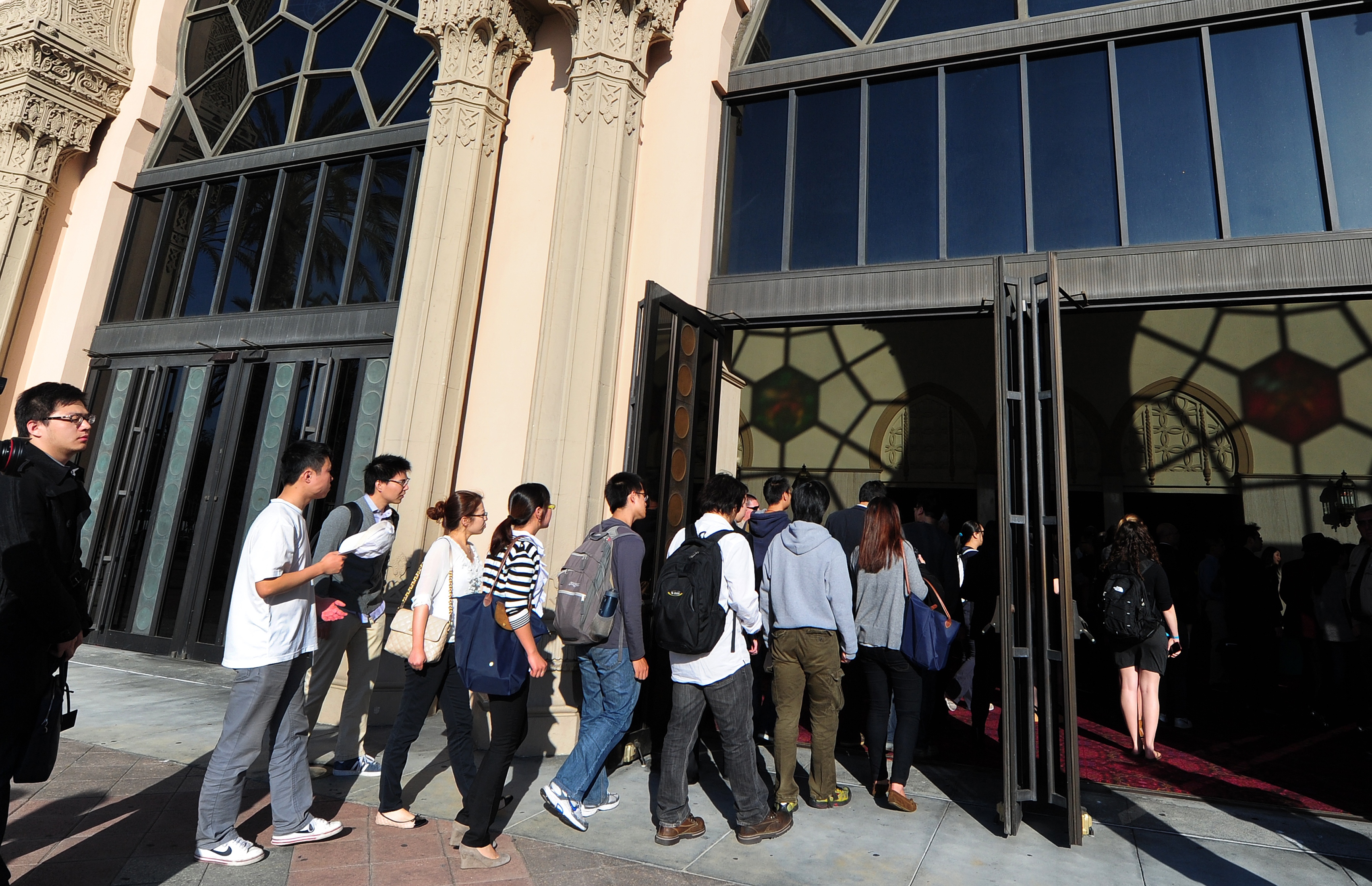 USC students attend a memorial service
