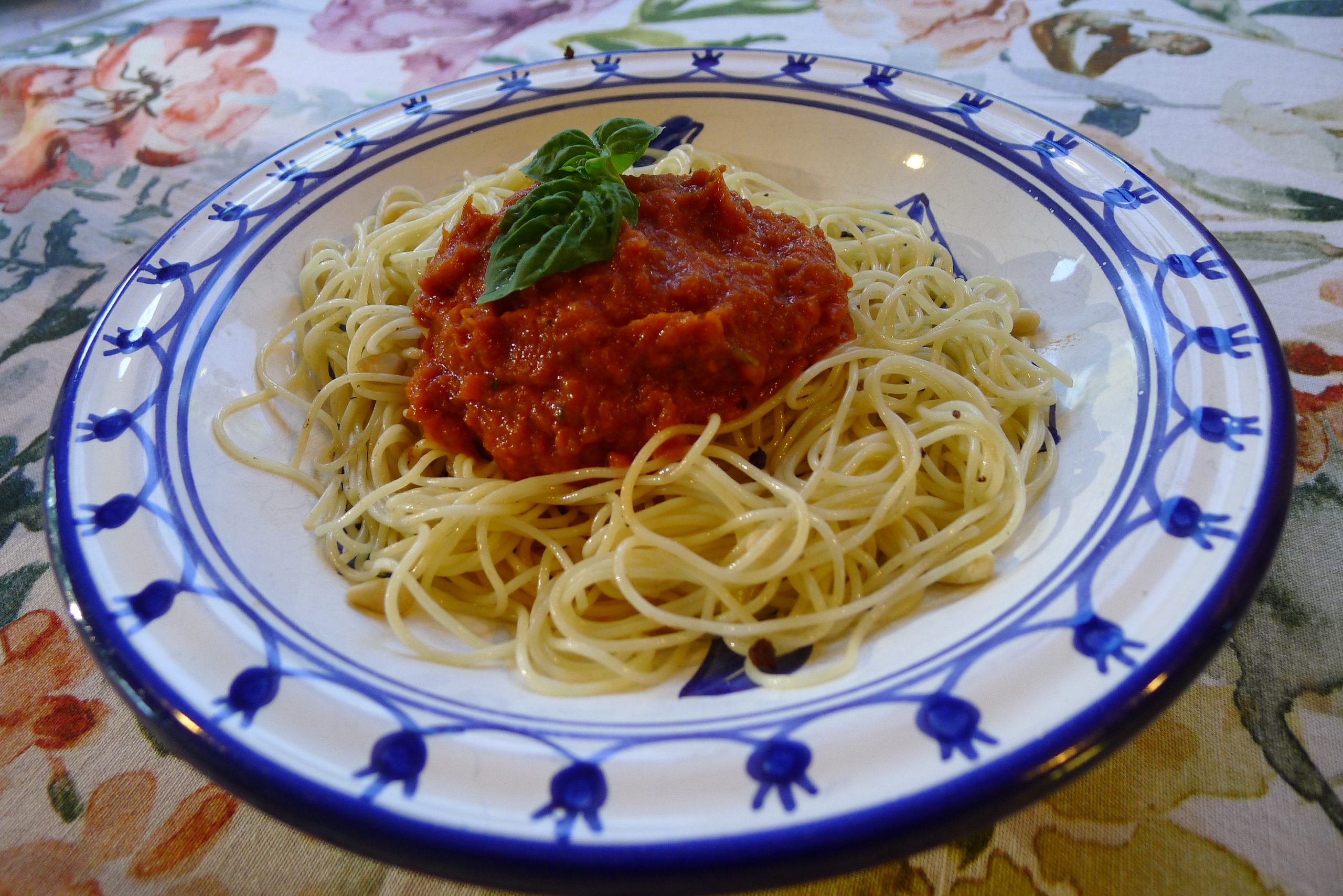 spaghetti with tomato sauce