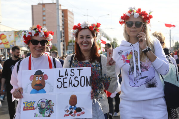 Women with a wreath on their heads
