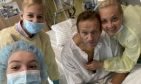 Navalny Posts Photo of Himself Online, Says He Can Breathe