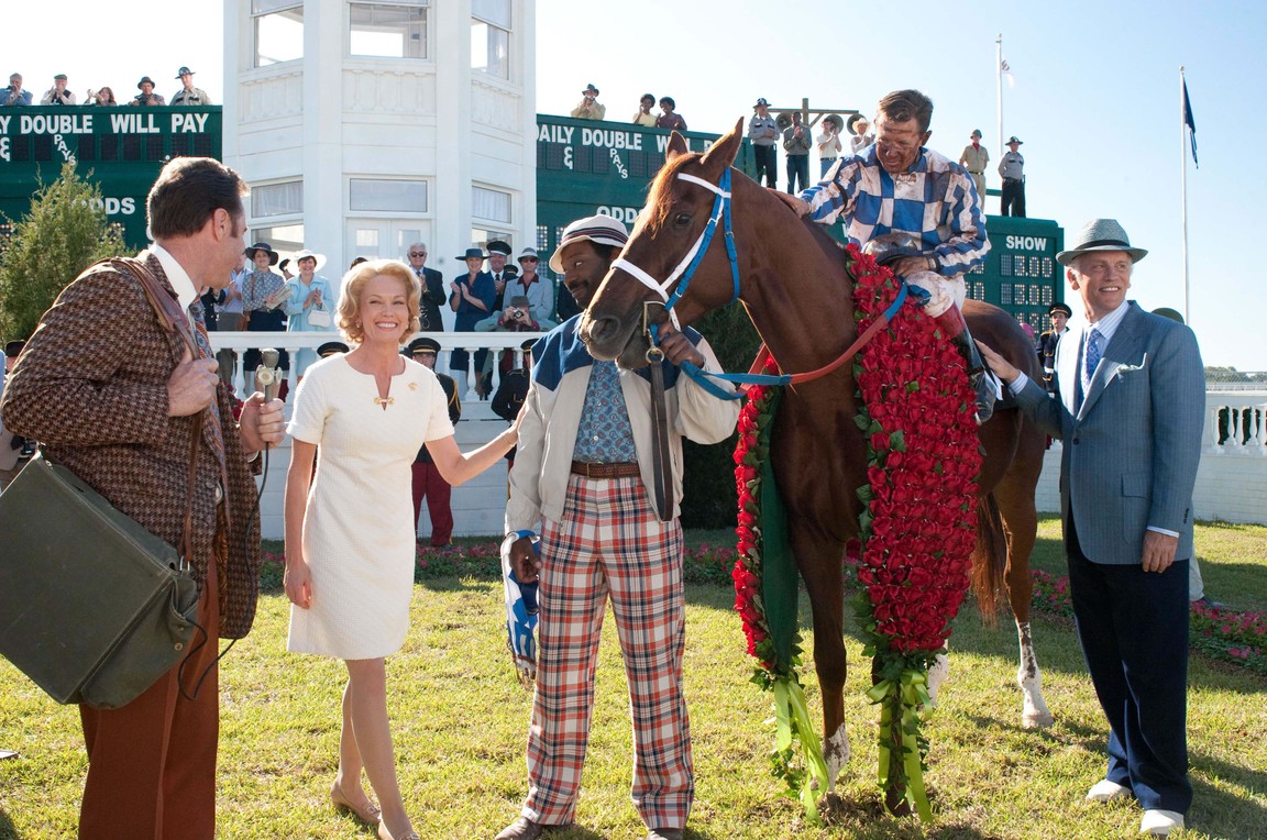 6 people, 1 horse covered with rose garland in "Secretariat"