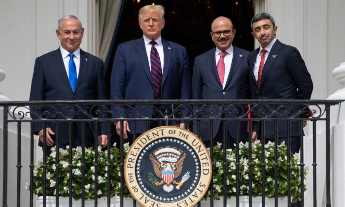 (L-R) Israeli Prime Minister Benjamin Netanyahu, U.S. President Donald Trump, Bahrain Foreign Minister Abdullatif al-Zayani, and UAE Foreign Minister Abdullah bin Zayed Al-Nahyan pose from the Truman Balcony at the White House after they participated in the signing of the Abraham Accords where the countries of Bahrain and the United Arab Emirates recognize Israel, in Washington on Sept. 15, 2020. (Saul Loeb/AFP via Getty Images)