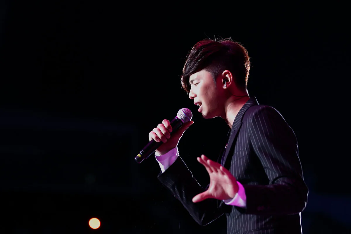 Alien Huang performs on stage at the 2011 Singapore Entertainment Awards at Singapore Indoor Stadium in Singapore, on April 2, 2011. (Suhaimi Abdullah/Getty Images)