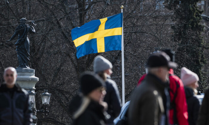 瑞典国旗于 2020 年 4 月 4 日在斯德哥尔摩飘扬。（Jonathan Nackstrand/AFP via Getty Images）