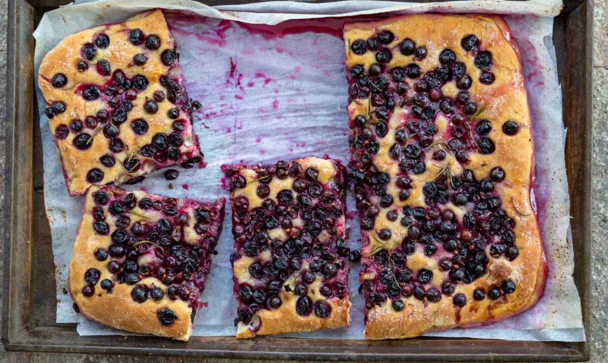 An optional sprinkling of fresh rosemary adds a lovely final touch to schiacciata con l’uva. (Giulia Scarpaleggia)