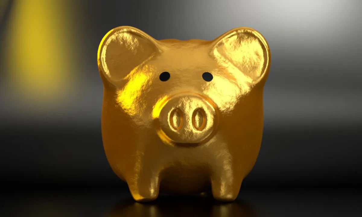 File photo of a golden piggy bank. The savings rate is irrelevant if we don't take into account the instability in the job market and the real disposable income of families in the period. (QuinceCreative/Pixabay)