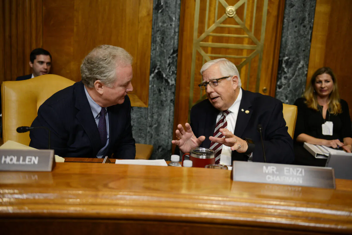 Chairman of the U.S. Senate Committee on the Budget, Mike Enzi (R-Wyo.), right, and Senator Chris Van Hollen (D-Md.), speak to each other during a hearing on Capitol Hill in Washington on Sept. 13, 2018. (Astrid Riecken/Getty Images)