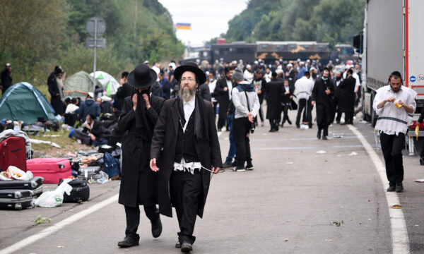 Jewish pilgrims gather on the Belarus-Ukraine border (1)