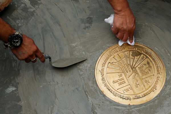 Student leaders install a plaque
