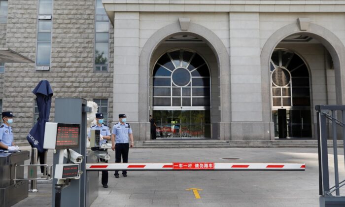 2020 年 9 月 11 日，警察在北京一家法院的入口站岗。（Carlos Garcia Rawlins/路透社）