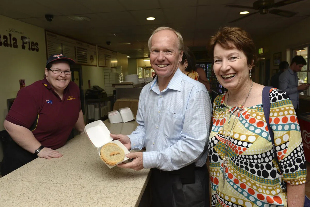Labor candidate Peter Beattie and local member Margaret Keech (R) pose for a photo with a worker at the Yatala Pie shop at Beenleigh in Brisbane, Australia, on Aug. 14, 2013. (AAP Image/Bradley Kanaris)