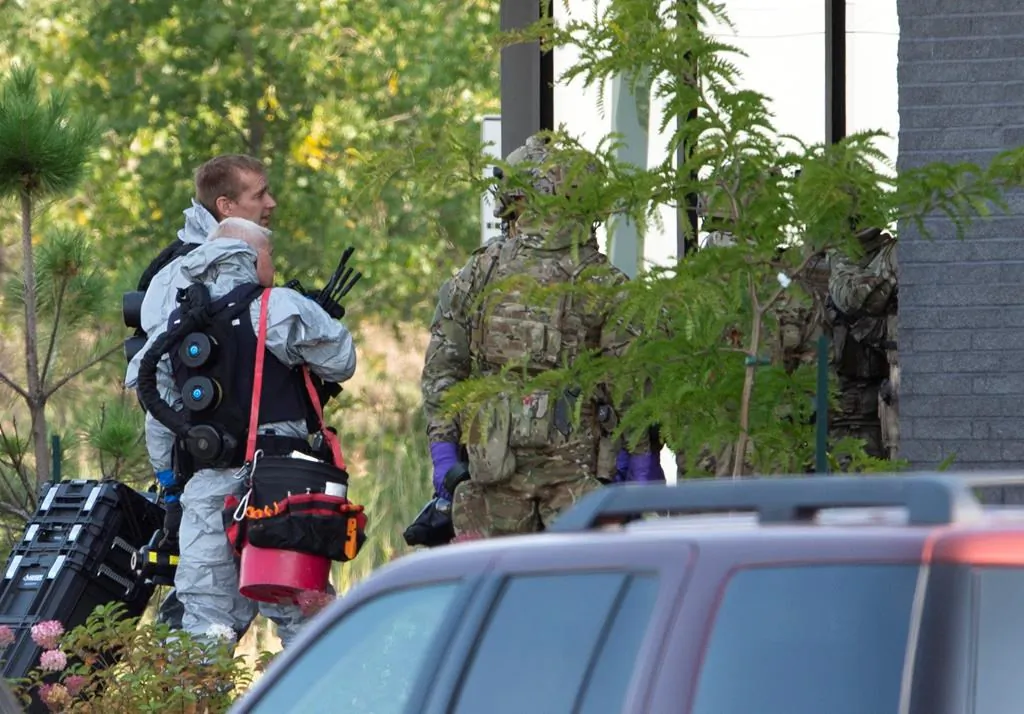 RCMP officers prepare to enter an apartment complex in connection with the mailing of ricin to President Trump, on Sept. 21, 2020 in St-Hubert, Que. (The Canadian Press/Ryan Remiorz)