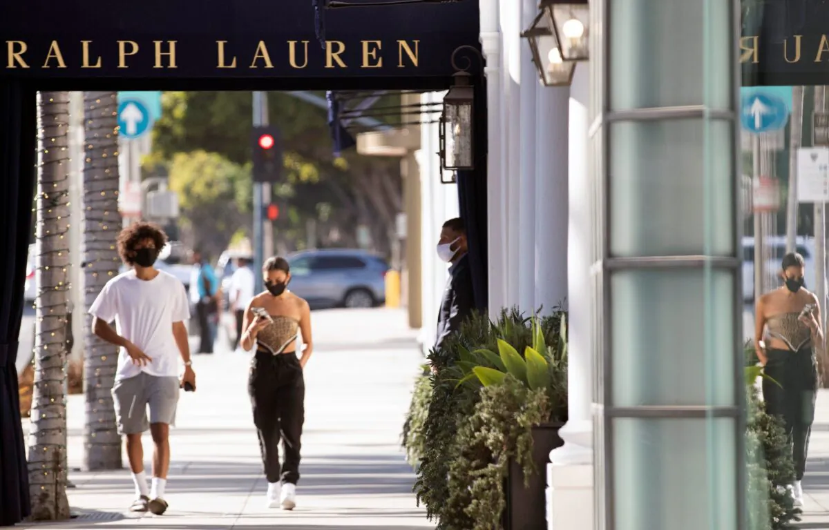 A security guard stands outside the Ralph Lauren store during the outbreak of the coronavirus disease (COVID-19), in Beverly Hills, Calif., on July 30, 2020. (Mario Anzuoni/Reuters)
