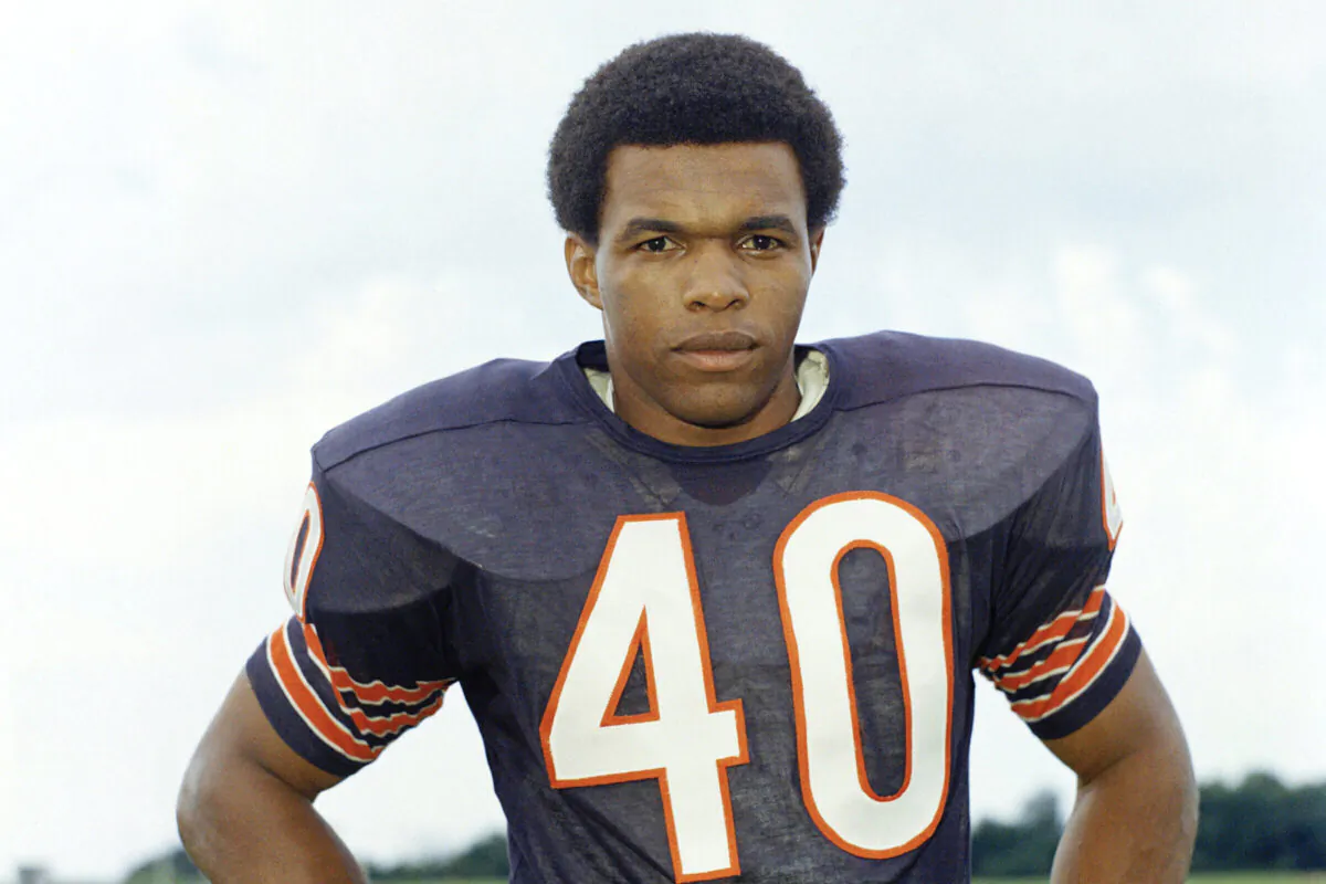 This is a 1970 file photo showing Chicago Bears football player Gale Sayers. Hall of Famer Gale Sayers, who made his mark as one of the NFL’s best all-purpose running backs and was later celebrated for his enduring friendship with a Chicago Bears teammate with cancer, has died. He was 77. Nicknamed “The Kansas Comet” and considered among the best open-field runners the game has ever seen, Sayers died Wednesday, Sept. 23, 2020. (AP Photo/FIle)