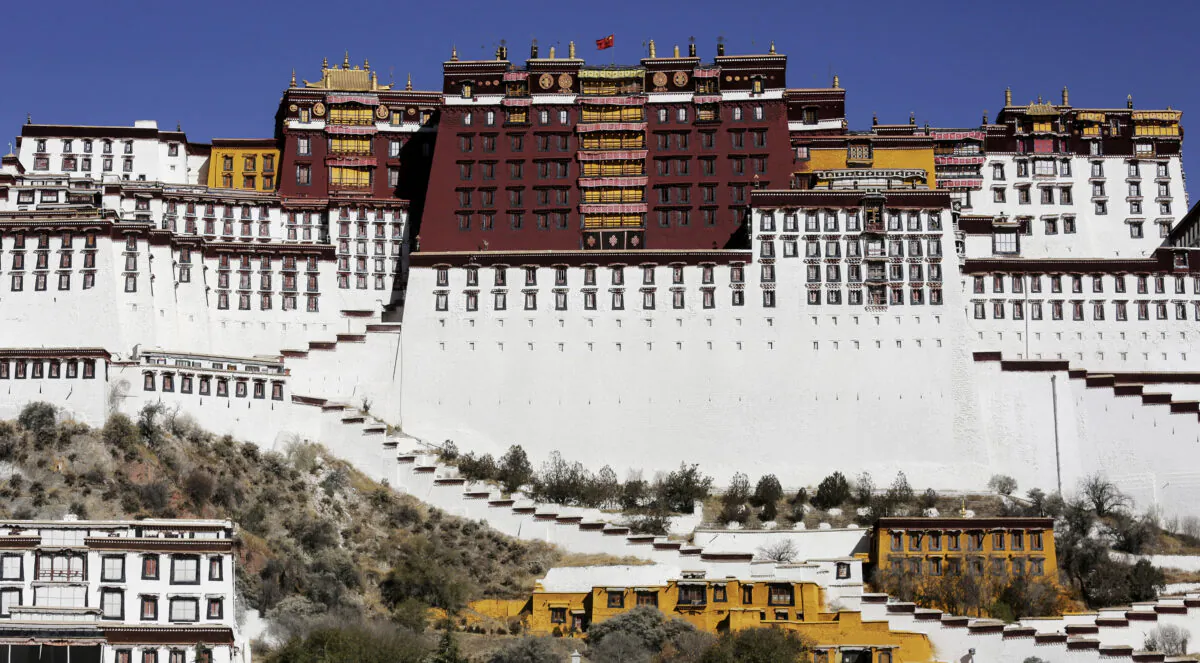 A paramilitary policeman stands guard in front of the Potala Palace in Lhasa, Tibet, on Nov. 17, 2015. (Damir Sagolj/File Photo/Reuters)