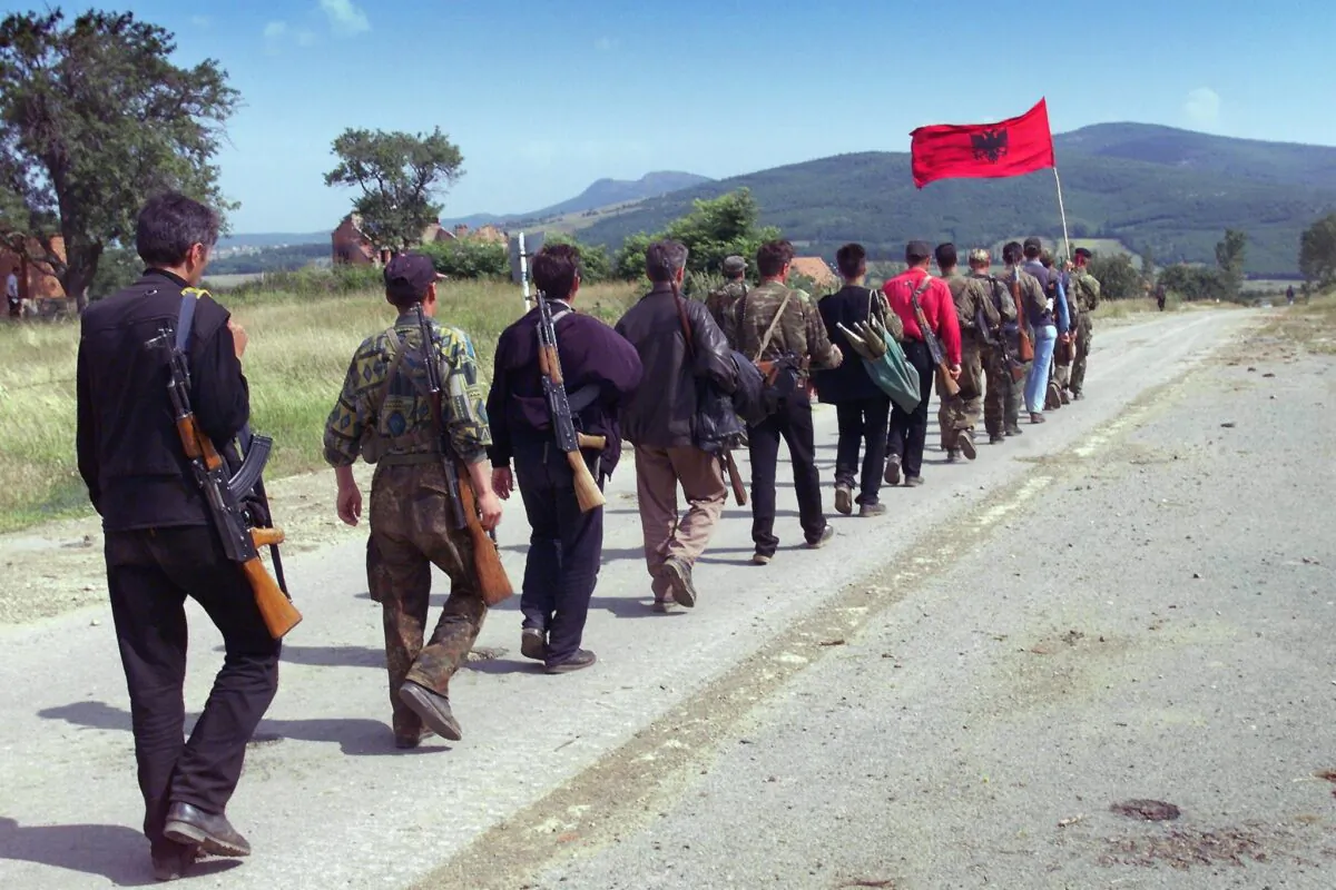 Kosovo Liberation Army (KLA) fighters march down the mountains toward the Kosovar city of Lapusnik on Jun. 17, 1999. (Eric Feferberg/AFP via Getty Images)