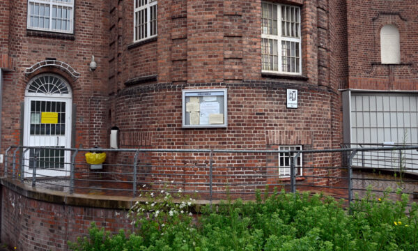the entrance to the "Justizvollzugsanstalt Kiel" prison
