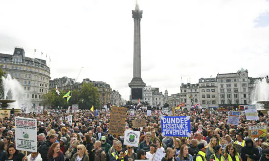 London Police, Protesters Clash at COVID-19 Demonstration