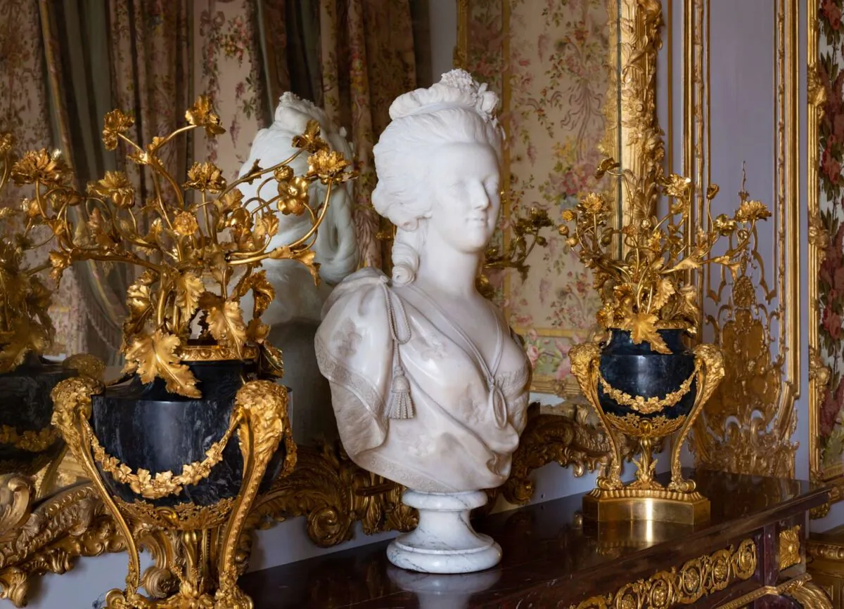 Sculpture of Marie-Antoinette by Félix Lecomte, 1783. (Thomas Garnier/Château de Versailles)