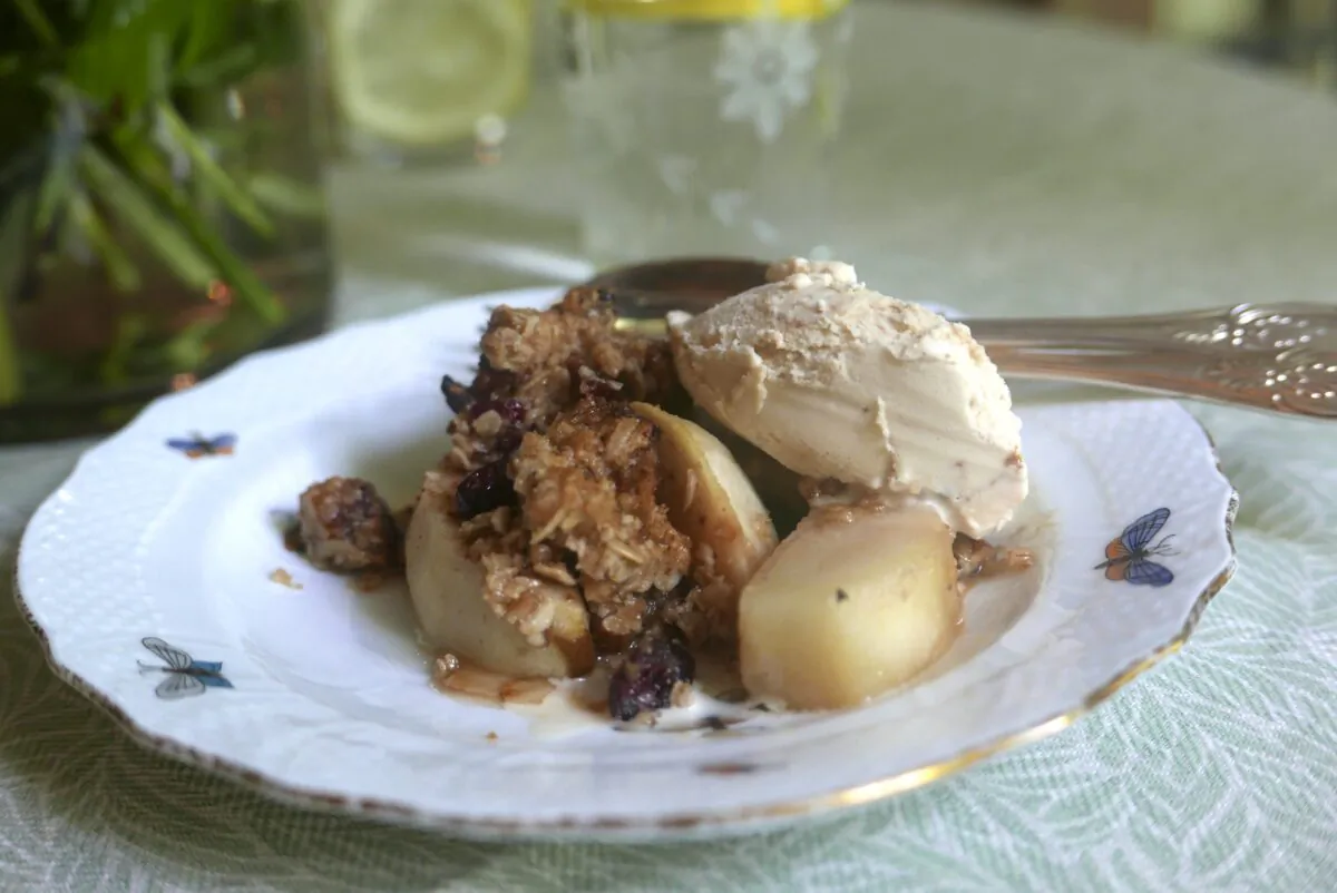 Pear crisp with butter pecan ice cream. (Victoria de la Maza)