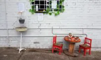 Australian Offers Free Coffee, Chat From His Kitchen Window: ‘All It Will Cost You Is a Smile’
