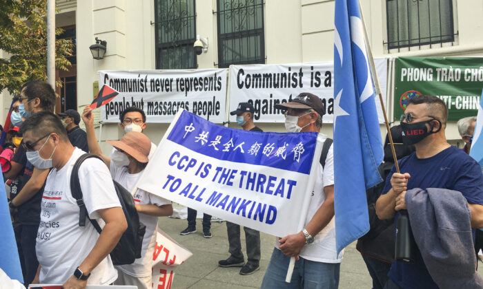 Banners are displayed at the Chinese Consulate in San Francisco to condemn the Chinese Communist Party on China’s National Day on Oct. 1, 2020. (Ilene Eng/The Epoch Times)
