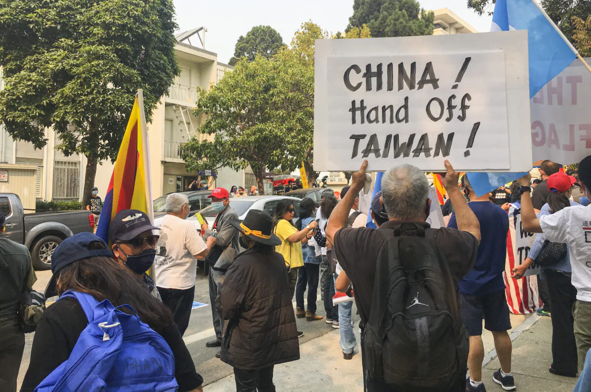 Vehicles honk passing by protesters in front of the Chinese Consulate in San Francisco to condemn the Chinese Communist Party on China’s National Day on Oct. 1, 2020. (Ilene Eng/The Epoch Times)