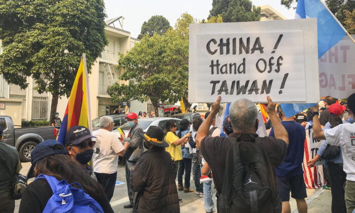 Vehicles honk passing by protesters in front of the Chinese Consulate in San Francisco to condemn the Chinese Communist Party on China’s National Day on Oct. 1, 2020. (Ilene Eng/The Epoch Times)