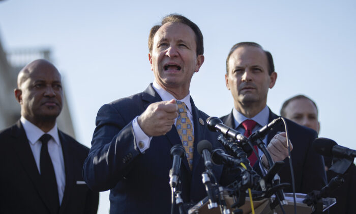 Louisiana Attorney General Jeff Landry (C)  speaks during a press conference at the U.S. Capitol in Washington, on Jan. 22, 2020. (Drew Angerer/Getty Images)