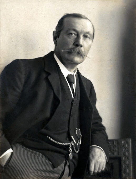 Arthur_Conan_Doyle_by_Walter_Benington,_1914