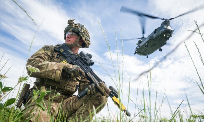 Private Patrick Rodgers of Britain’s Anglian Regiment, 2nd Battalion, maintains the perimeter as a Chinook helicopter carries out a medical evacuation during a military exercise on Salisbury Plains near Warminster, England, on July 23, 2020. (Leon Neal/Getty Images)