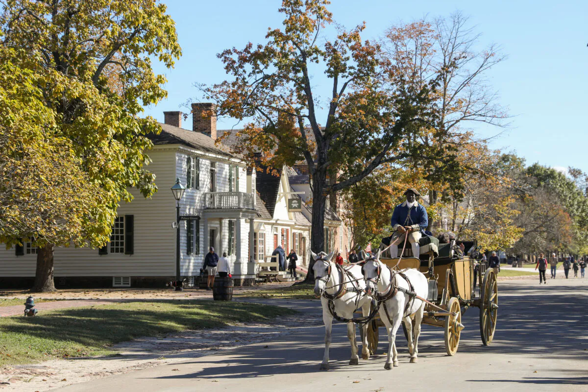 A carriage passes through the streets of Colonial Williamsburg. (Samira Bouaou/The Epoch Times)
