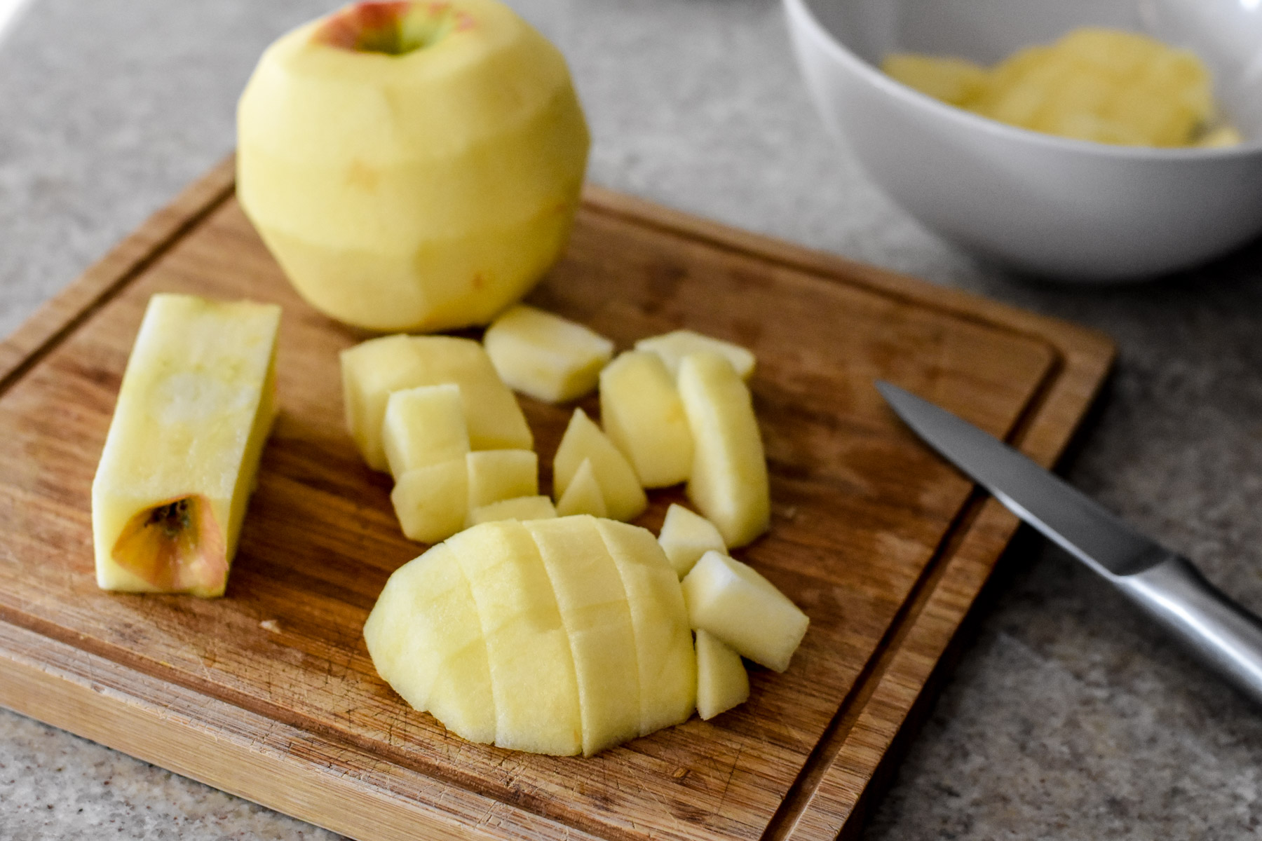 Cutting the apples in even size cubes