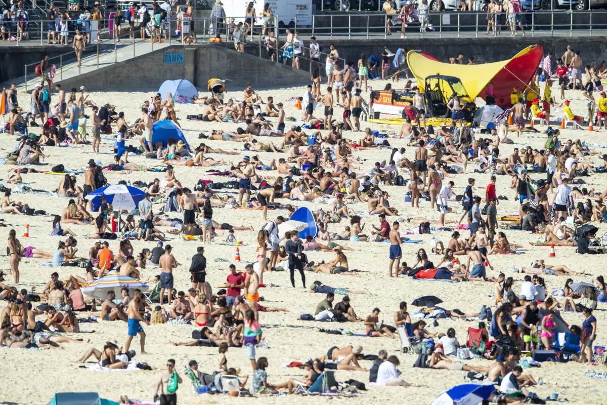 Bondi Beach looked like a scene out of Where's Wally as crowds flocked to the iconic waterfront on Oct. 5, 2020. (Jenny Evans/Getty Images)