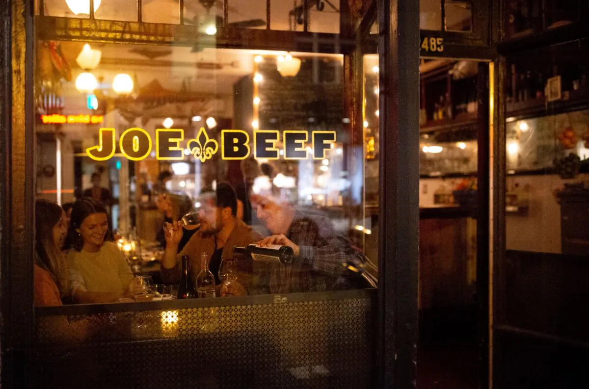 Patrons eat in a restaurant as the Quebec government has ordered all restaurants, bars and casinos to close for 28 days effective midnight September 30 as coronavirus disease (COVID-19) numbers continue to rise in Montreal, on Sept. 30, 2020. (Reuters/Christinne Muschi/File Photo)
