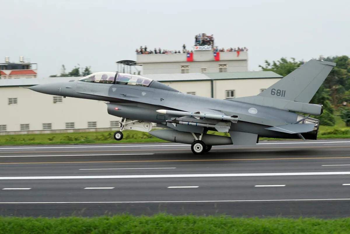 A Republic of China Air Force (ROCAF) F-16V fighter jet lands on a highway used as an emergency runway during the Han Kuang military exercise simulating the China's People's Liberation Army invading the island, in Changhua, Taiwan, on May 28, 2019. (Tyrone Siu/Reuters)
