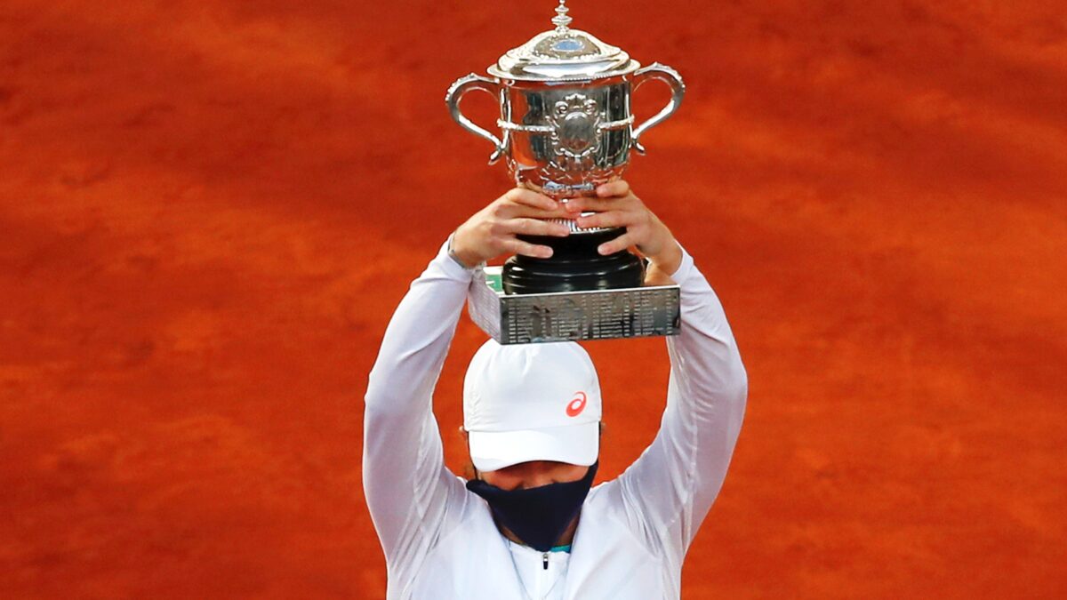 Iga Swiatek holds trophy