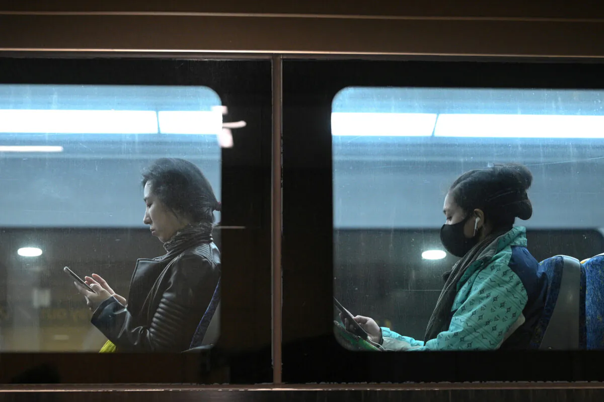 Commuters ride a train on August 19, 2020 in Sydney, Australia.  (Reuters/Loren Elliott)