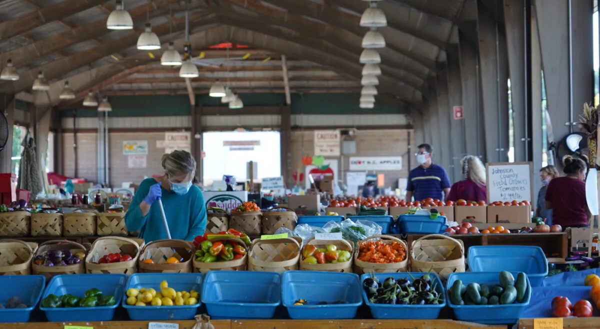 Farmers run their stands at the Raleigh Farmers Market on Oct. 6, 2020, in Raleigh, N.C. (The Epoch Times)