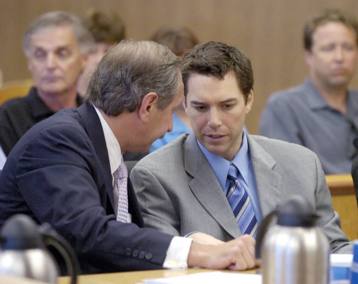 Attorney Mark Geragos, left, and Scott Peterson talk during Peterson's trial in Redwood City, Calif., July 29, 2004. (Al Golub/Pool/Getty Images)