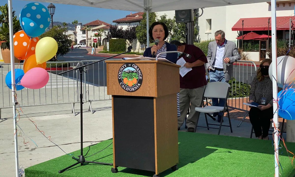 Orange County Supervisor Lisa Bartlett introduces a new program that provides food to the elderly in San Clemente, Calif., on Oct. 14, 2020. (Drew Van Voorhis/The Epoch Times)