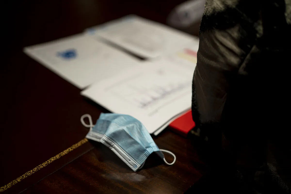 A mask is placed on the table during a meeting between then President Donald Trump, Arkansas Gov. Asa Hutchinson, and Kansas Gov. Laura Kelly in the Cabinet Room of the White House in Washington on May 20, 2020. (Doug Mills-Pool/Getty Images)