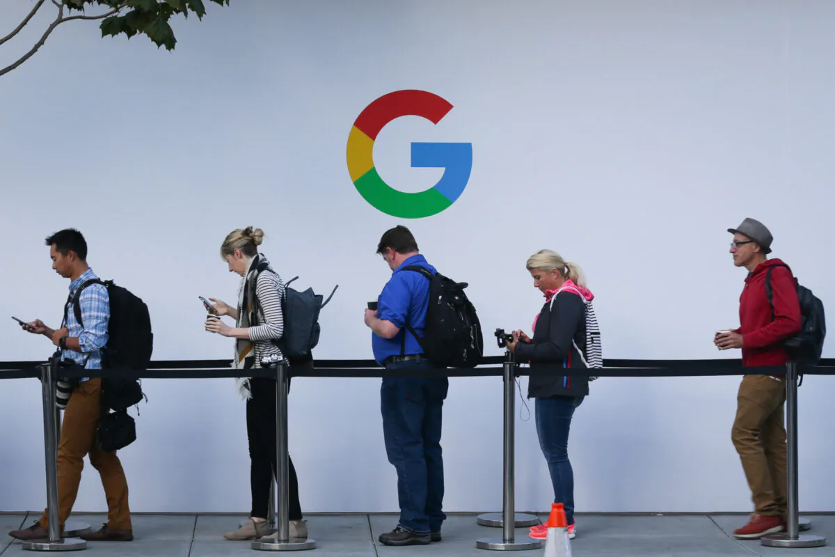 Attendees wait in line to enter a Google product launch event at the SFJAZZ Center in San Francisco, Calif., on Oct. 4, 2017. (Elijah Nouvelake/AFP via Getty Images)