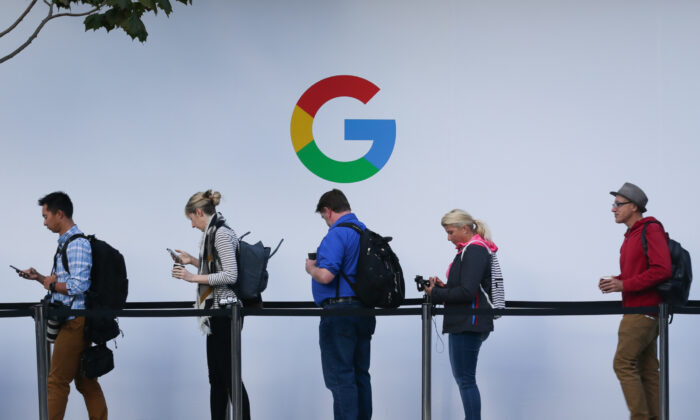Attendees wait in line to enter a Google product launch event at the SFJAZZ Center in San Francisco, Calif., on Oct. 4, 2017. (Elijah Nouvelake/AFP via Getty Images)