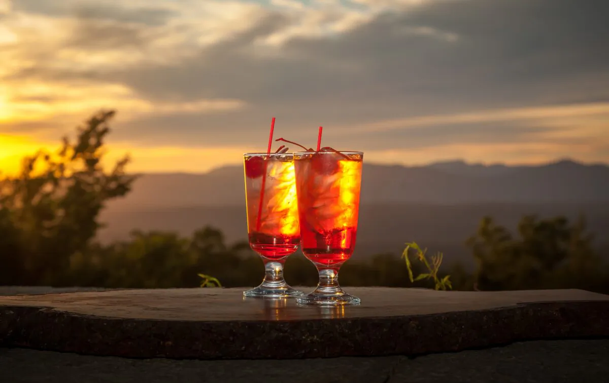 Cocktails at sunset. (Courtesy of Mohonk Mountain House)