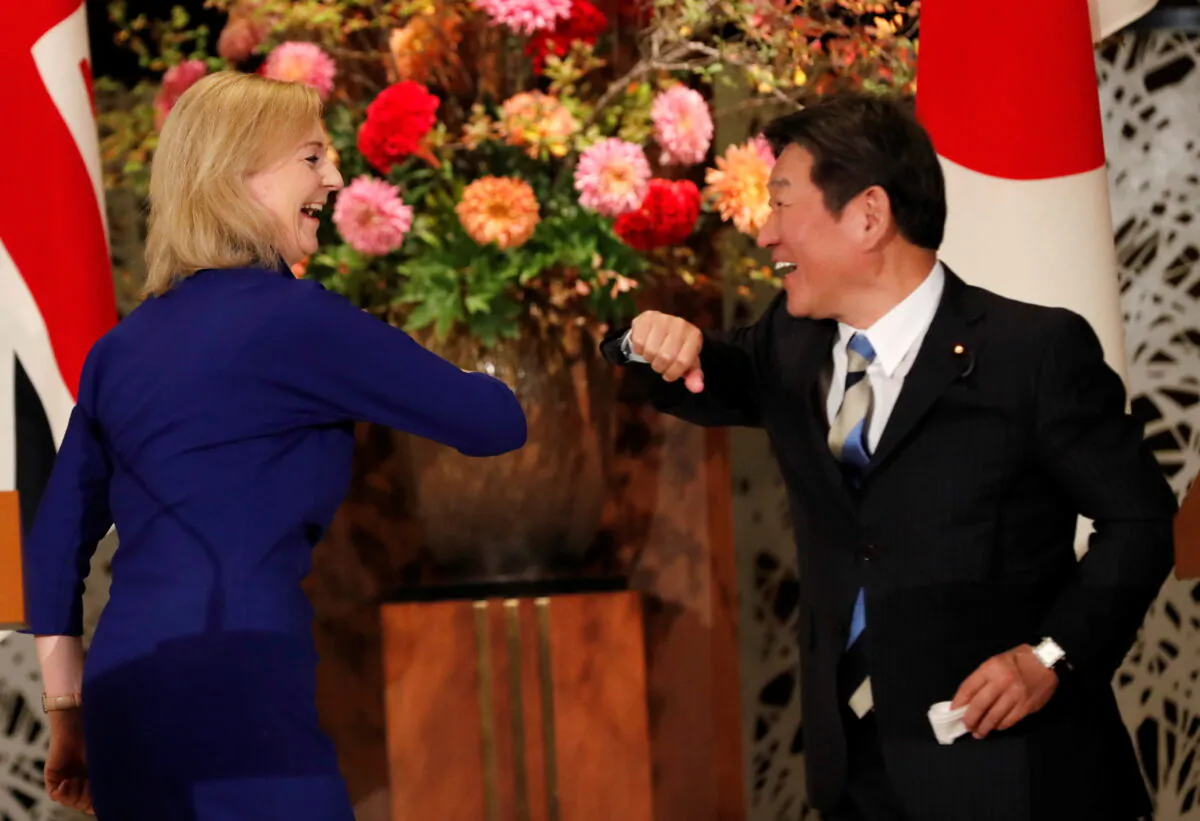 Britain's International Trade Secretary Liz Truss and Japanese Foreign Minister Toshimitsu Motegi bump elbows during their news conference following a signing ceremony of the UK-Japan Comprehensive Economic Partnership Agreement in Tokyo, on Oct. 23, 2020. (Kim Kyung-Hoon/Reuters)